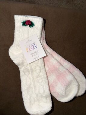 Super soft and fuzzy.Women's White w/ Rose Bud & Pink “gingham” Quarter Sock Set
